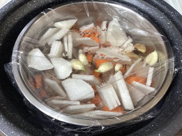 進電鍋蒸煮一杯水就可以享受美味的湯品囉!!