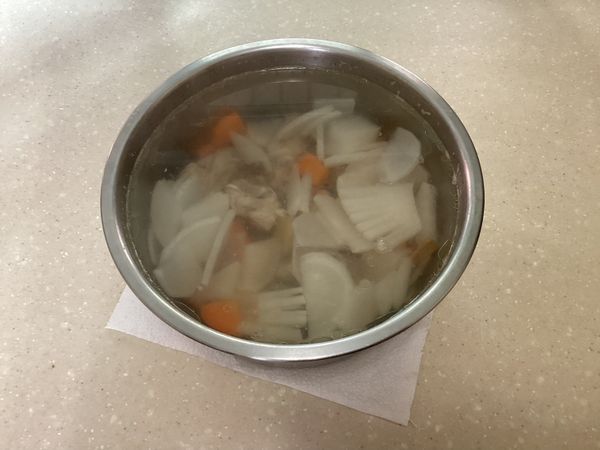 軟嫩的紅白蘿湯就可以上桌囉~~