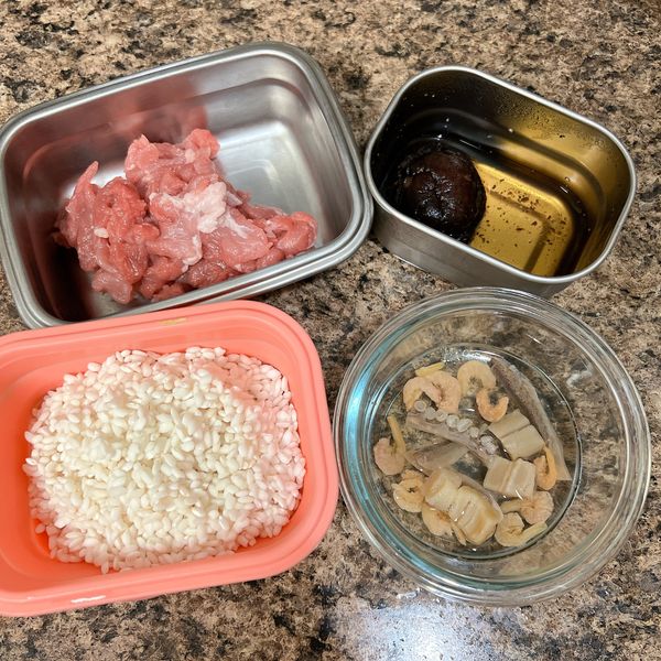 乾香菇前一天先泡食用水
乾貨的部分在煮之前先泡水30分鐘