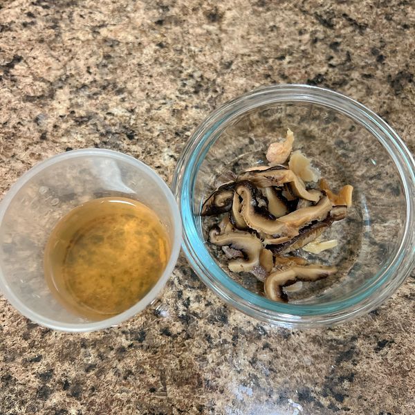 泡水後的香菇切絲，糯米洗好

把泡香菇、乾貨的水瀝出來，用米杯量，補滿到1米杯的水量備著
