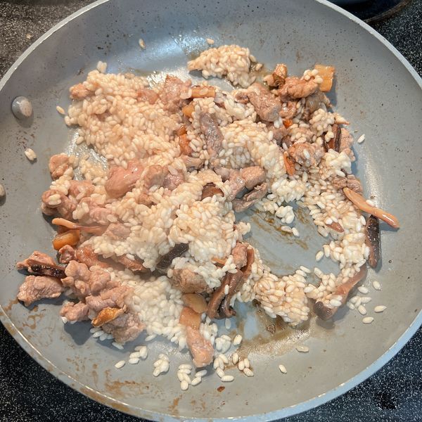 拌入剛剛盛起來的香菇、乾貨、豬肉