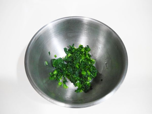 擰乾切碎備用