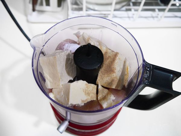 把雞胸肉、豆腐、太白粉、薄鹽醬油、白胡椒粉放入調理機內打勻