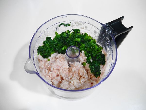 打好的雞肉豆腐漿，手動拌入山茼蒿碎