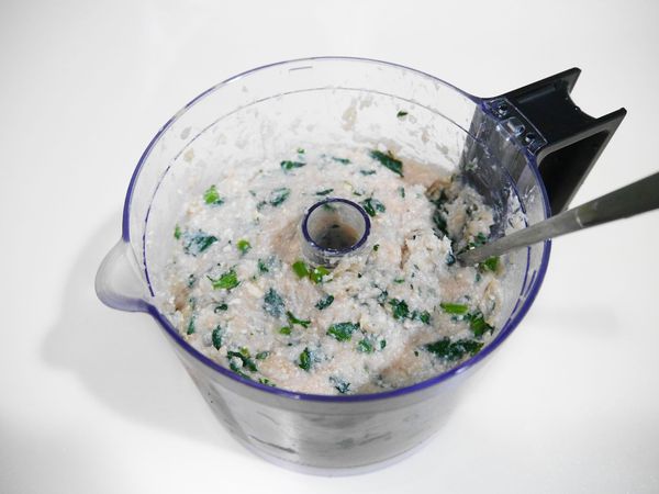 手抹上食用油（防沾黏），將拌勻的雞肉豆腐漿揉成丸子狀