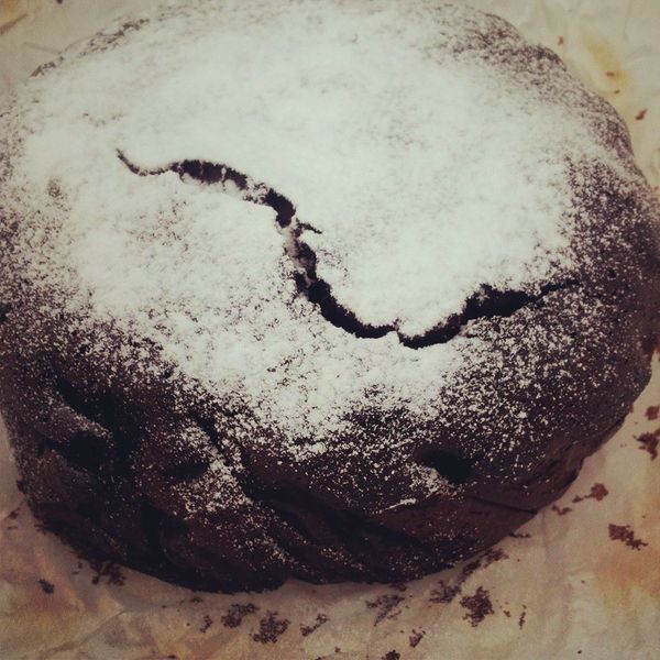 完成後，蛋糕拿出待冷卻10分鐘再灑糖粉上裝飾，即可完成熱呼呼爆漿布朗尼囉:)