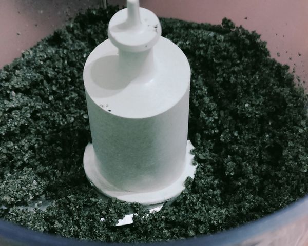 黑芝麻粉與二砂加進調理機
間斷性打一分鐘備用
待會兒用不完的黑芝麻粉
用密封拉鏈袋裝好保存
