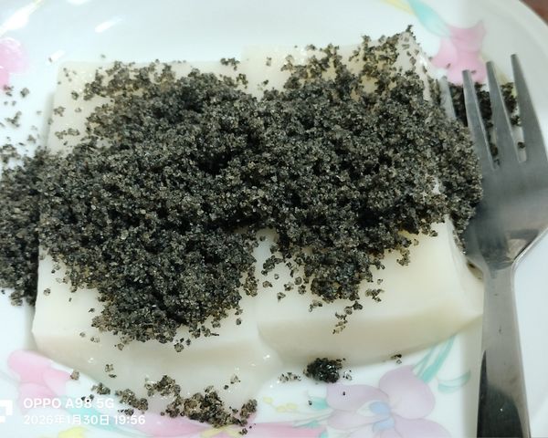 在日本麻糬上撒上黑芝麻粉
就可享用美味Q彈日式年糕