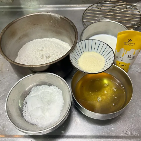 先把料秤好。
(蛋糕體 ~ 到蛋黃液)