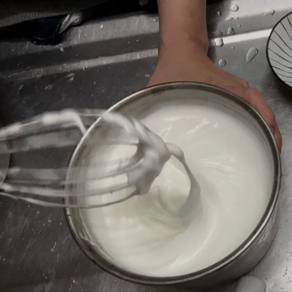 第二步 : 
砂糖 跟 蛋白 打發，直到起泡。
（量多的可分次加砂糖）