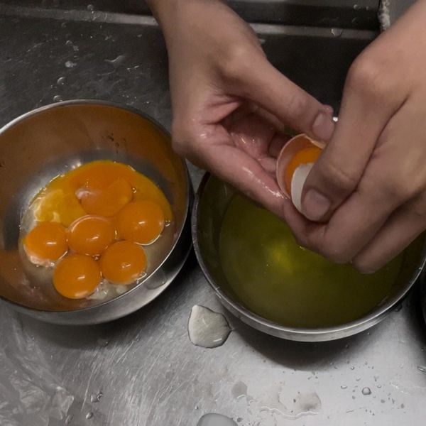 蛋黃、蛋白 分開。(圖：手工分開）
1.🥚蛋黃可以碰蛋白，蛋白不能碰蛋黃
2.蛋白碰到一滴水💧，容易打發失敗
3.一顆蛋50～60g，7 顆蛋一起的（❌ 14顆蛋）