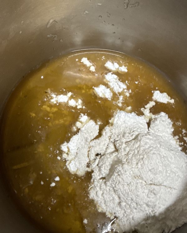 等的同時，先把香菇水300cc加在來米粉ㄧ起拌