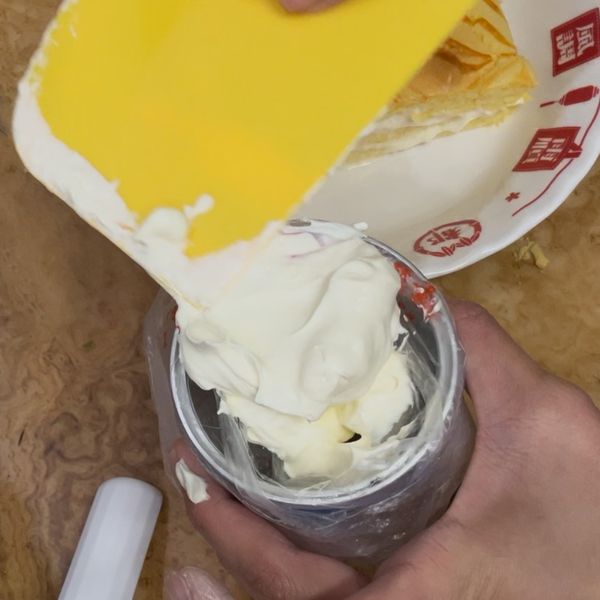 裝入鮮奶油。這樣不會黏手，擠花嘴 裝飾。