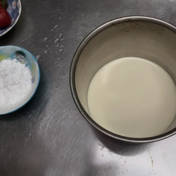 蛋糕送入烤箱，準備裝飾、秤料。