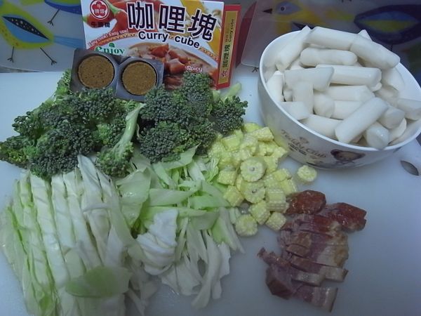 所有材料洗淨, 高麗菜/玉米筍 /綠花椰菜/火腿肉 切絲 or 切塊備用~