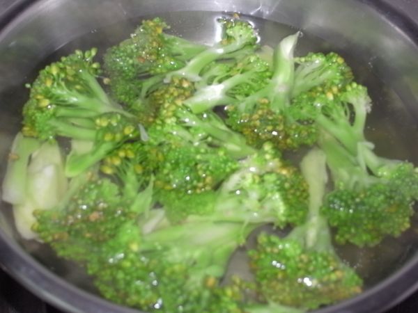 先川燙一下綠花椰菜 , 此為擺盤用~