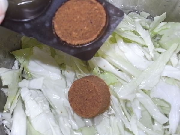 之後再炒一下高麗菜絲用一點油稍微炒軟 高麗菜炒軟後，加入牛頭牌咖哩塊（辣味） 3小塊 ~