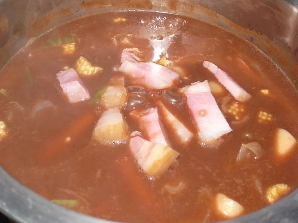 加熱煮到湯汁滾後，轉小火 加入巧克力一起煮, 而後依序放入玉米筍~
蓋上鍋蓋~
最後放入火腿肉加熱一下, 即完成~