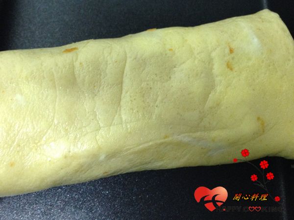 依個人喜歡的厚度做重複的動作,最後捲起