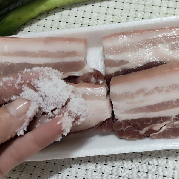 將三層肉洗淨後切段，因為全聯的三層肉是屬於薄片型的，所以大塊來煎比較方便。抹上鹽巴做預先調味。