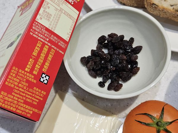 加州葡萄乾100% 天然日曬： 加州葡萄乾來自美國加州聖華金河谷得天獨厚的農業環境，以陽光自然晾曬的方式製成，不使用任何添加劑，保留了葡萄最純粹的甜味與營養。這種傳統日曬製程造就了外觀飽滿、色澤均勻、100%天然果乾的高品質葡萄乾。
富含膳食纖維、鉀、鐵等營養成分，是健康飲食的加分食材。