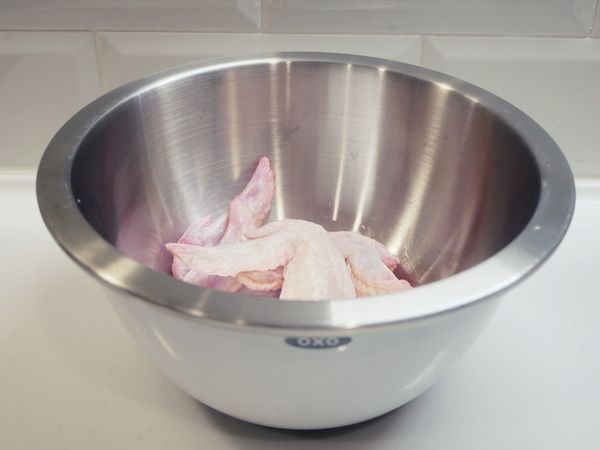 將雞翅放入容器中，推薦這個「OXO 不鏽鋼止滑攪拌盆」防滑底座穩定貼合，攪拌時完全不會移動、不管是拿來拌麵糊、裝蔬菜、醃食材都很方便喔！！