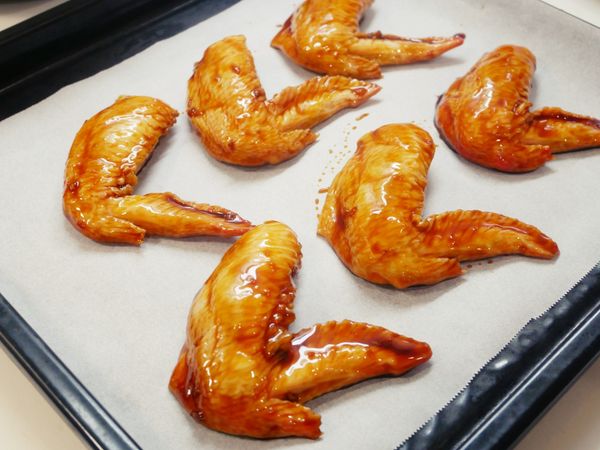 依序擺在烤盤上放入水波爐使用「照燒雞模式」加熱，或是氣炸鍋180度加熱15分鐘、取出翻面續烤10分鐘即可。