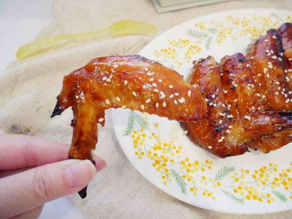 雞翅外皮焦香，肉質帶著照燒醬的微甜滋味～一吃就讓人停不下來耶！！