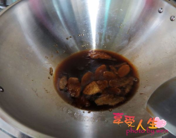 先將老薑切薄片，記得要切薄一點哦！冷鍋冷油，開小火，將老薑片放入油鍋中炸，要不時的去拌一下老薑片哦！不然麻油會變苦～