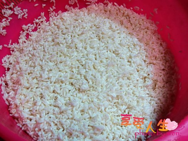 先洗一下長糯米，洗完放置一旁備用