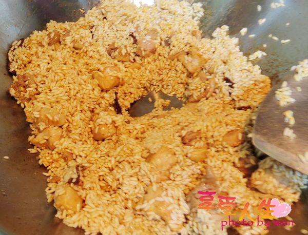 將泡過水的長糯米放入油鍋中一起拌炒，在熄火前加入鹽巴及醬油（鹽巴的量請自行衡量，放醬油是為了讓油飯有點顏色，份量就請各位自行衡量。）