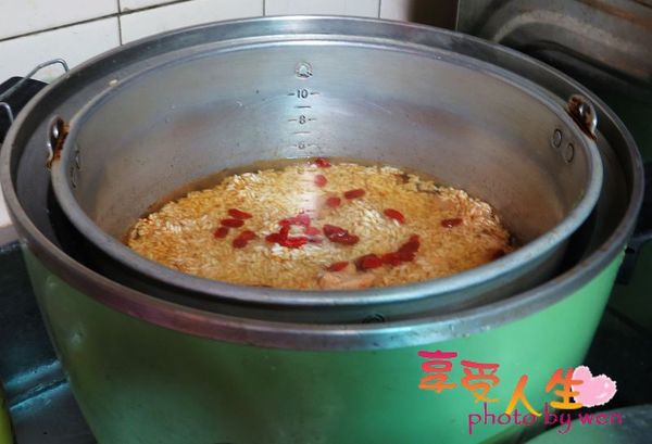 在食材中放入３杯水（水的比例就是比米的量少１杯，也就是長糯米５杯，水就４杯），電鍋外圍放３杯水，按下開關煮，等電鍋跳停就完成囉！