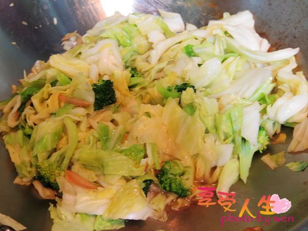 起油鍋，放入高麗菜拌炒，待高麗菜炒半熟後，再加入花椰菜一起拌炒，熄火前再加入鹽巴拌炒一下即可起鍋備用。