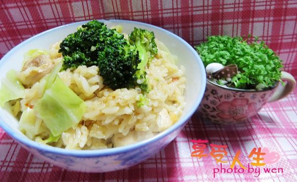 麻油油飯煮熟後，將炒好的菜拌入油飯中，這樣就完成囉！