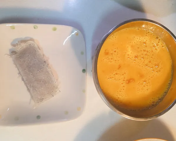 吻仔魚退冰，蛋打散後灑上白胡椒和鹽（鮮味炒手）備用