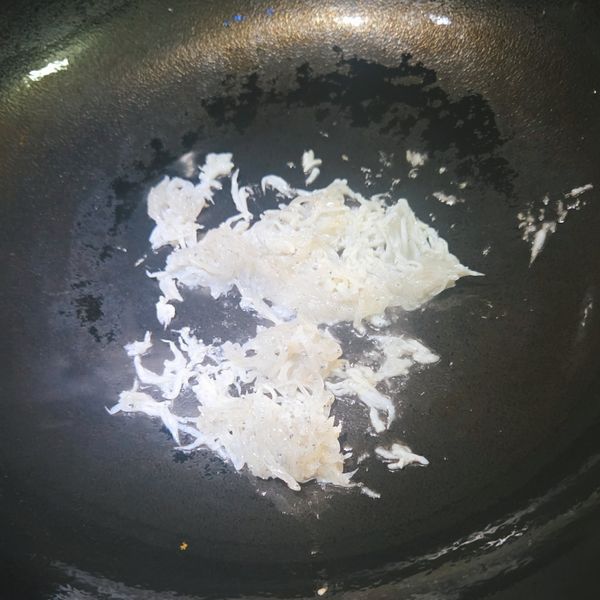 ＜小撇步在這裡＞鍋裡下一匙油，先炒香吻仔魚