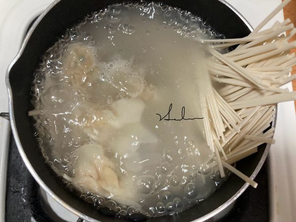 再把餛飩拿出，拉麵放入煮約3分鐘。