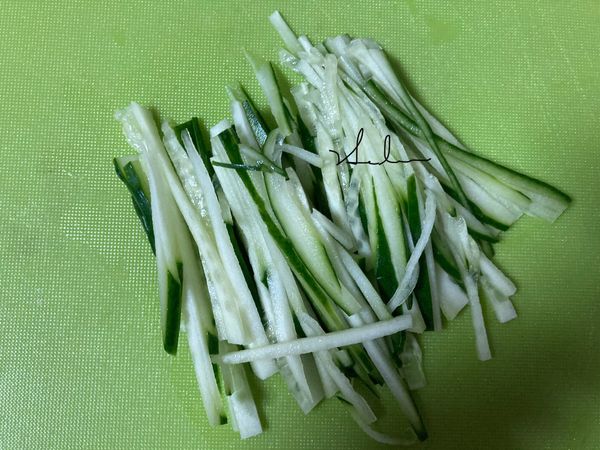 小黃瓜切成細絲。