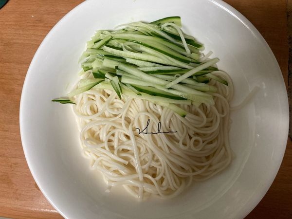將麵條和小黃瓜絲放上，拌一拌即完成。