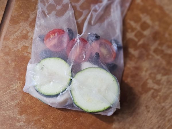 想露出的食材，放在離自己較遠的前端。將米皮捲起。