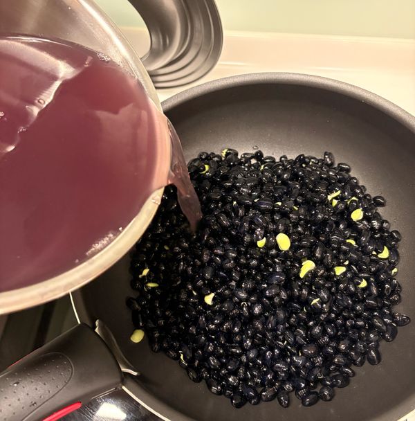 《熬煮》
將黑豆連同泡豆的水（黑豆水富有營養）一起倒入鍋中，水面需淹過豆子約 2-3 公分。