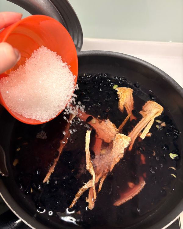 《調味》
加入當歸後約20分鐘再加冰糖，先以大火煮滾，期間撈掉浮沫，讓味道更純淨。