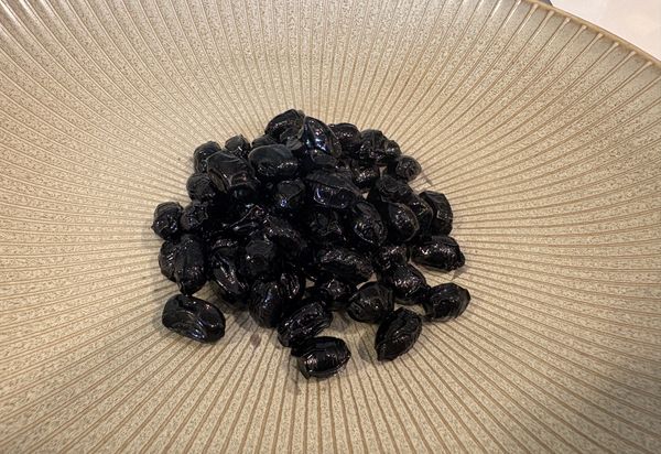 收汁完成✅
最後打開鍋蓋，再次開火，邊輕輕翻動邊收汁，直到糖水呈現濃稠狀並均勻包裹在豆子上即可熄火。