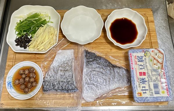 嫩豆腐切片鋪底，依序放鱸魚片、薑絲、破布子、醬油、米酒

放入大同電鍋，外鍋半杯水
蒸10分鐘，再燜10分鐘
放上蔥絲，淋上熱油
完成✅