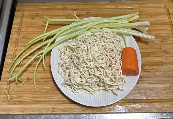 準備
豆絲一盤、芹菜、紅蘿蔔