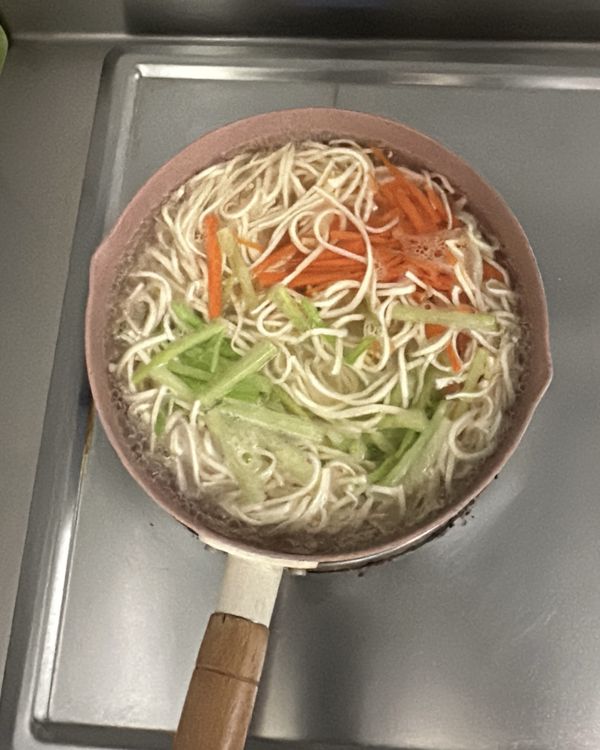 水滾先下豆絲，再次煮滾再放芹菜、紅蘿蔔絲
再煮滾就可以撈起瀝乾水份