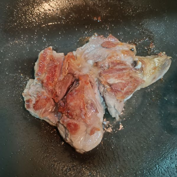 繼續煎另一面，撒入鹽巴，蓋上鍋蓋，約5分鐘後翻面