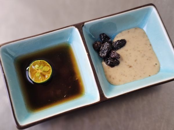 金桔剖半擠汁，加在醬油裡，調點冷開水稀釋（依照個人口味）。
一些加州葡萄乾（也可以剁碎）再放加在日式胡麻醬裡，加州葡萄乾會吸收水分變軟，兩種沾醬完成。
浸泡了日式胡麻醬的加州葡萄乾真美味，後來又倒了很多葡萄乾來沾醬單吃，甜甜鹹鹹又帶著胡麻香，一不小心就吃了一小杯。