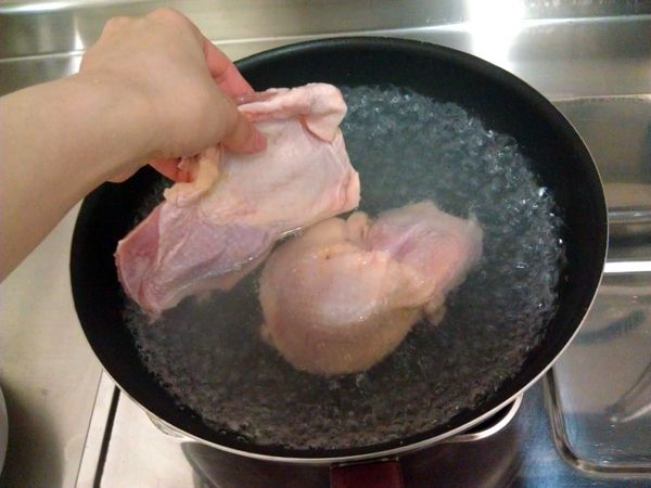 .先將材料A中的清水煮滾後，加入去骨雞腿排與青蔥，一同燉煮到雞肉熟透，放冷備用。