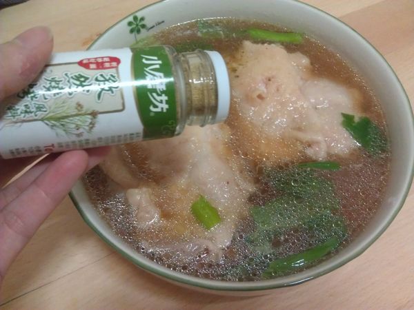 將冷卻好的雞肉連同雞湯與青蔥，加入材料B的調味料，覆蓋上保鮮膜後，放入冰箱冷藏一晚。